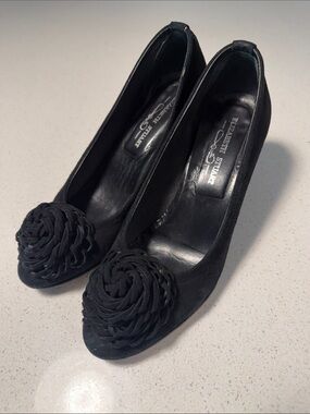 Black Floral-Appliqué Suede Pumps